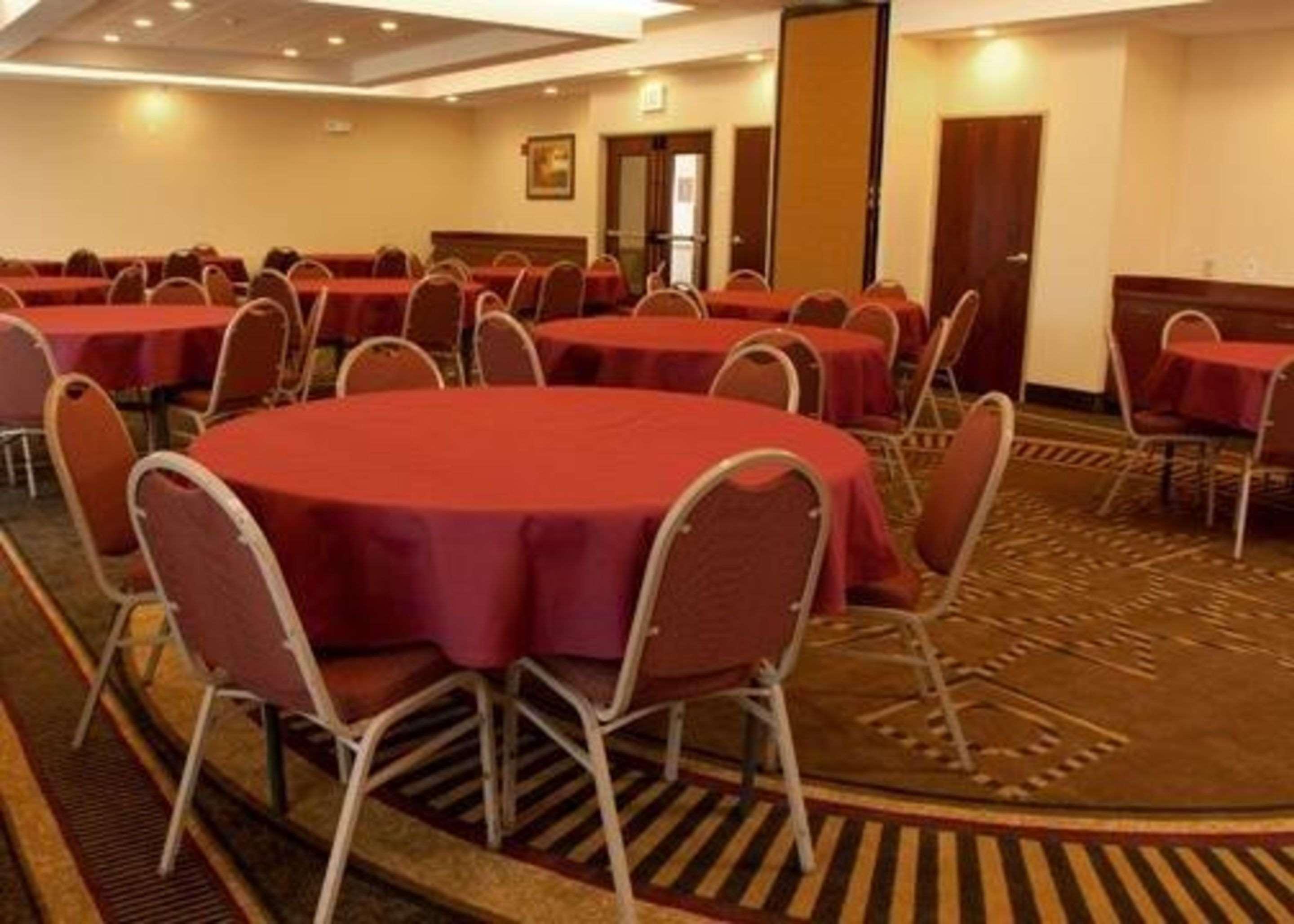 Comfort Inn & Suites Kent - University Area Екстериор снимка