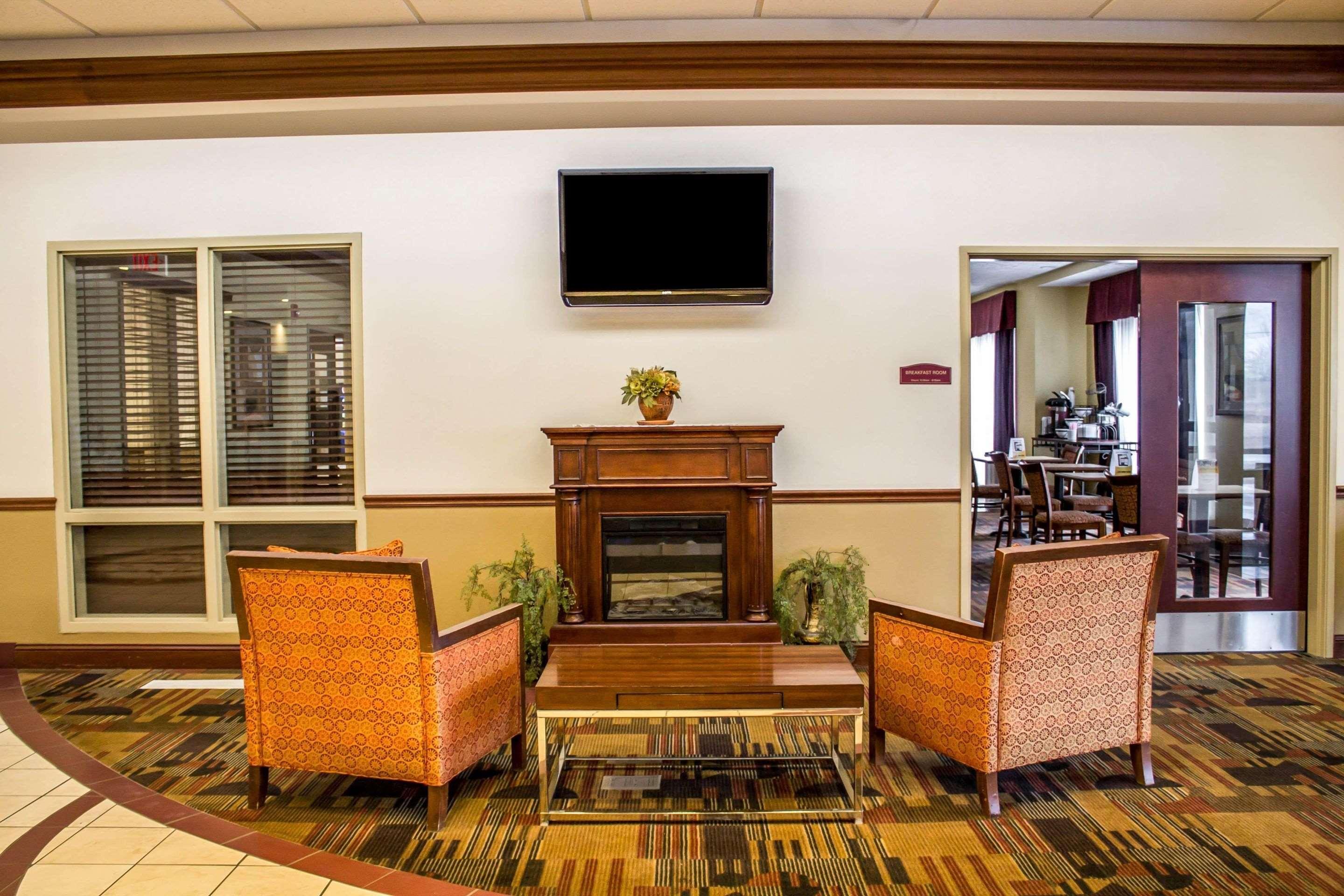 Comfort Inn & Suites Kent - University Area Екстериор снимка