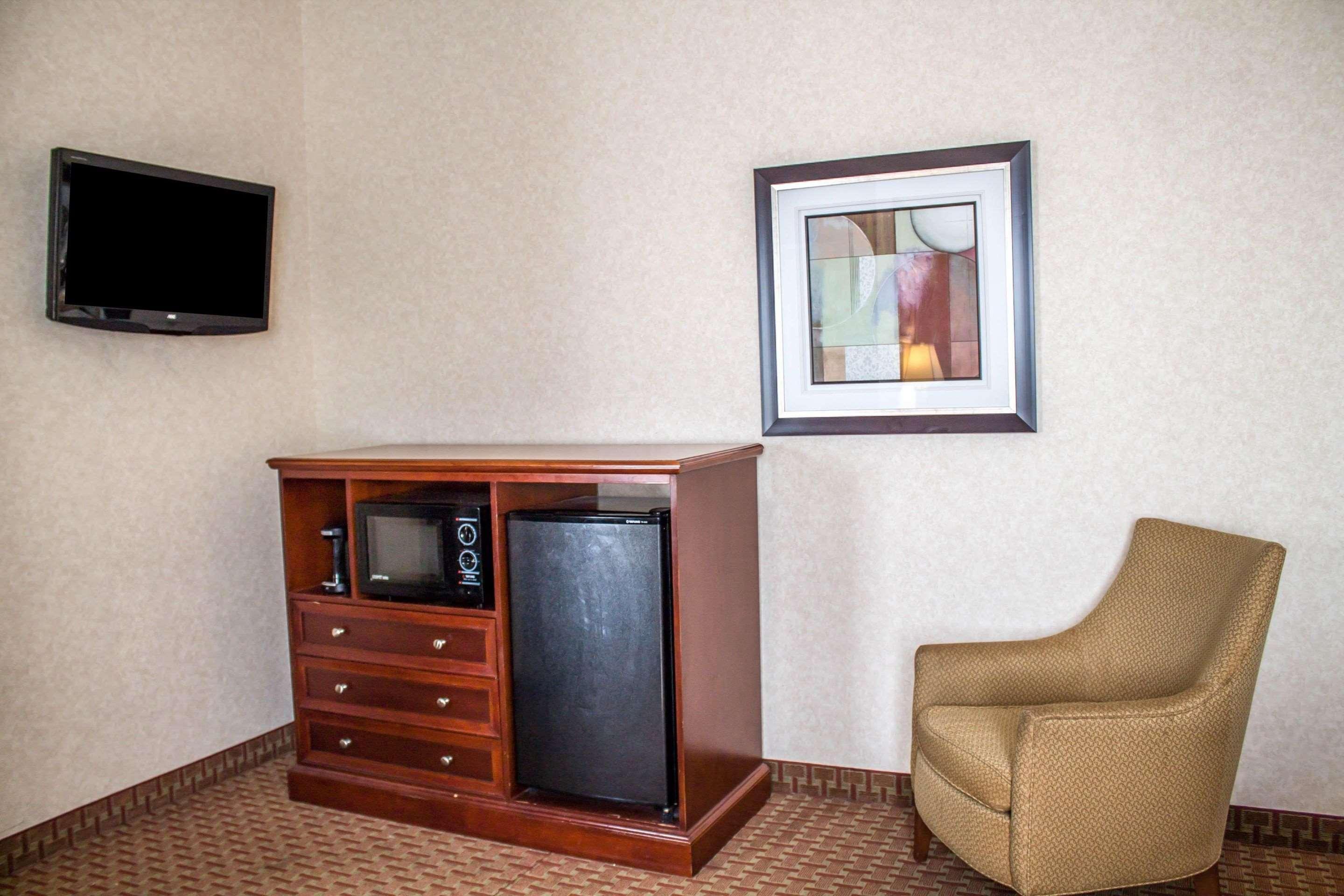 Comfort Inn & Suites Kent - University Area Екстериор снимка