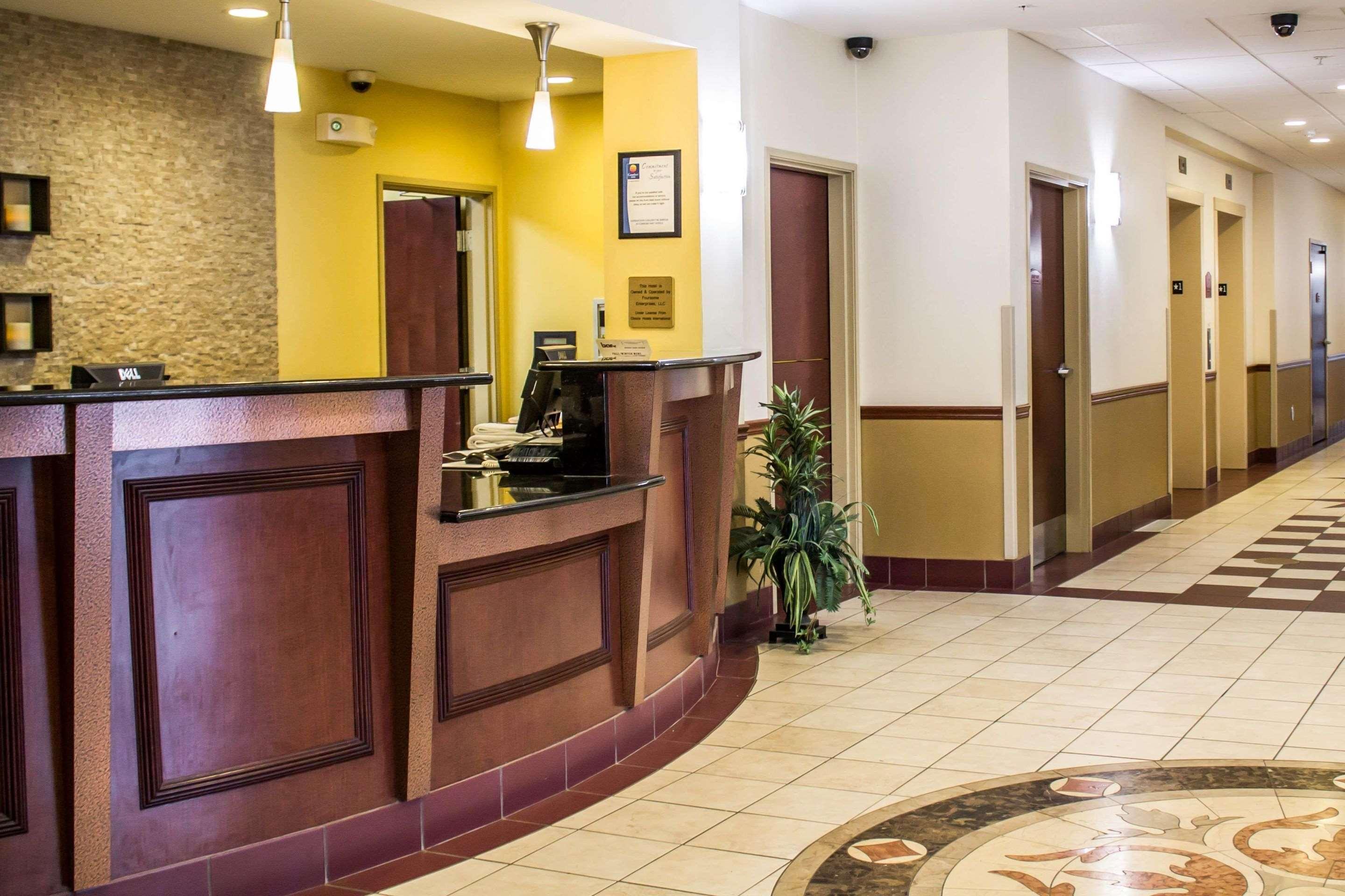Comfort Inn & Suites Kent - University Area Екстериор снимка