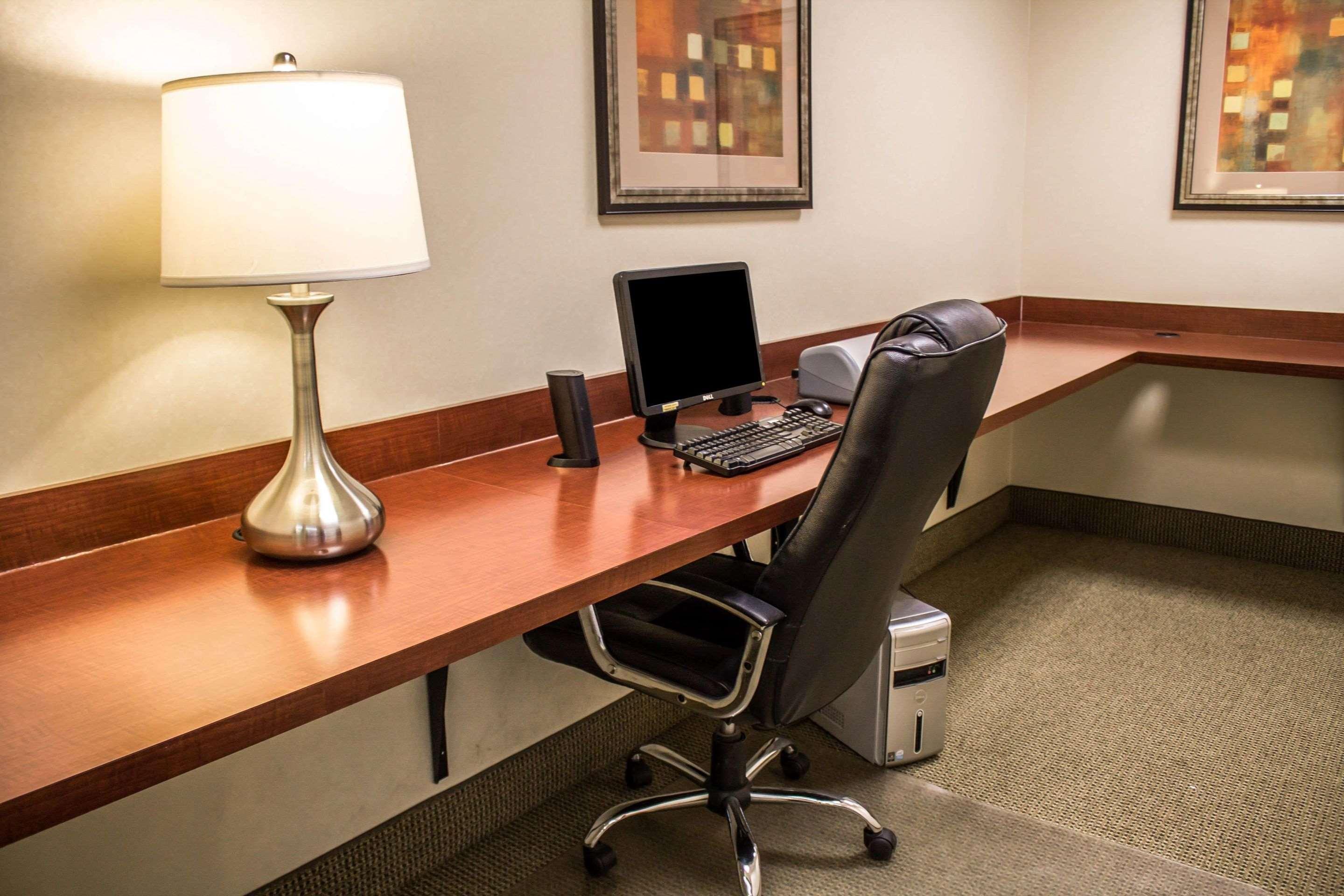 Comfort Inn & Suites Kent - University Area Екстериор снимка